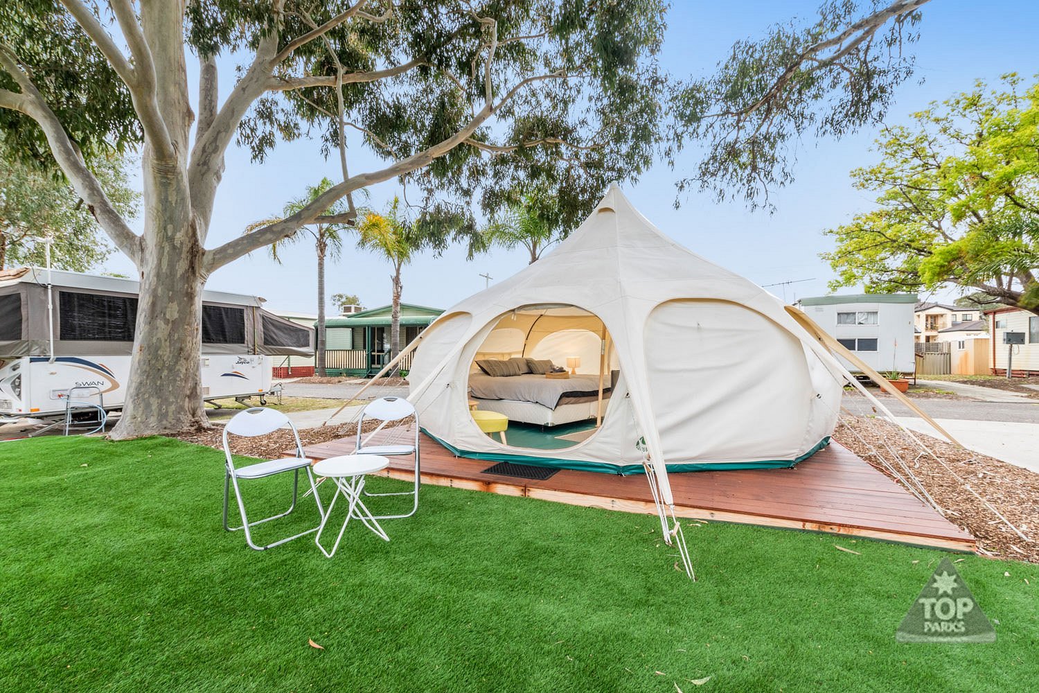 glamping-tent-retro-theme